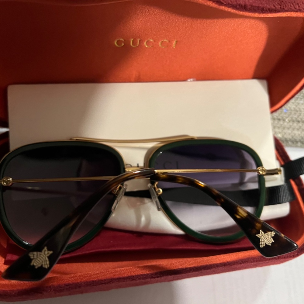 Gucci-Louis Vuitton- Christian Louboutin - Picture 4 of 8